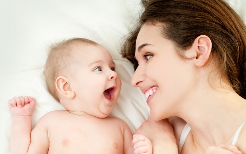 Saliva mamei este un vaccin natural pentru bebeluși