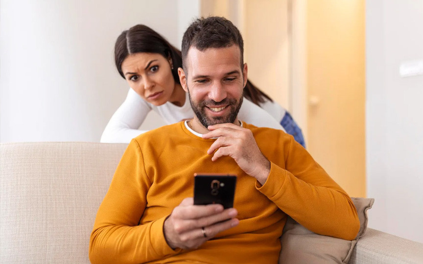 5 semne secrete că partenerul tău te spionează prin telefon