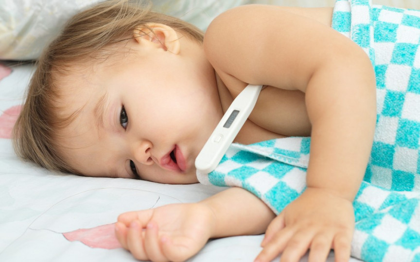 Medic despre febra la copii: În ceea ce-i privește pe bebeluşi, 37,7°C este o temperatură destul de ridicată