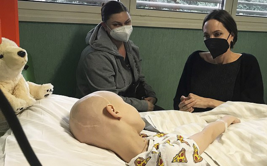 Angelina Jolie, a vizitat copiii ucraineni internaţi la spitalul din Roma