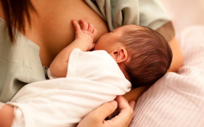 Aspecte importante privind alăptarea bebeluşului în primele zile