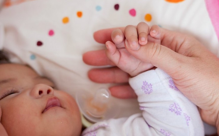 Și-a dăruit fetița nou-născută după ce a plasat pe internet anunțul că-și dă copilul în mâini bune