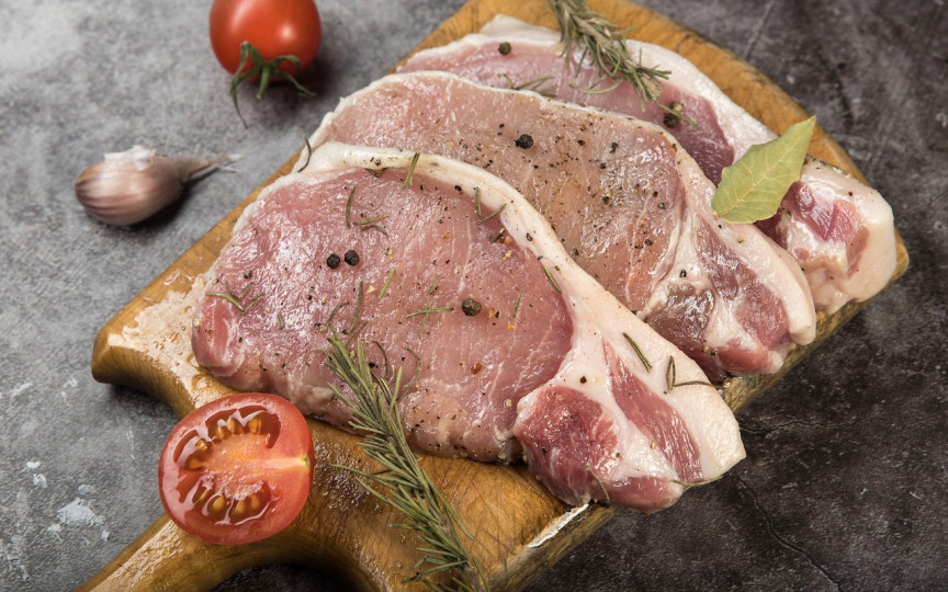 Ingredientul surprinzător care se adaugă peste carnea de porc înainte de gătire