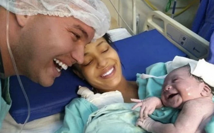Momentul adorabil în care un bebeluș nou-născut recunoaște vocea tatălui, la prima lor întâlnire
