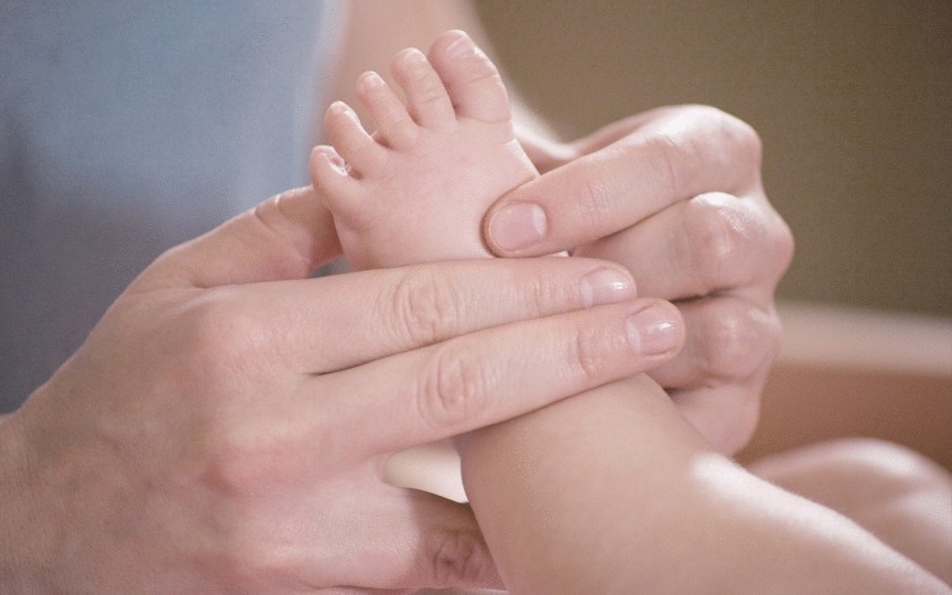 9 motive de ce să-i faceți masaj bebelușului
