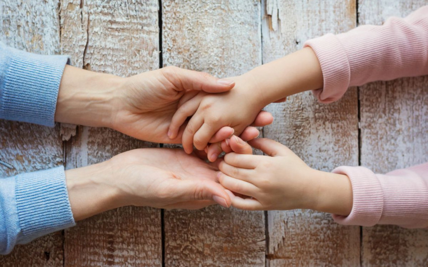Psiholog: Metode de calmare pentru părinți pentru a nu își bate copiii