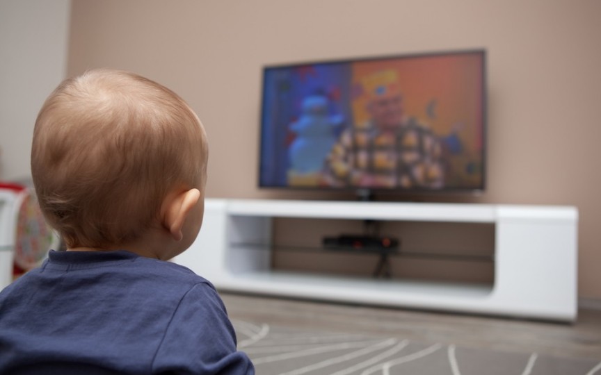 9 semne de la neurolog că un copil se uită prea mult la televizor