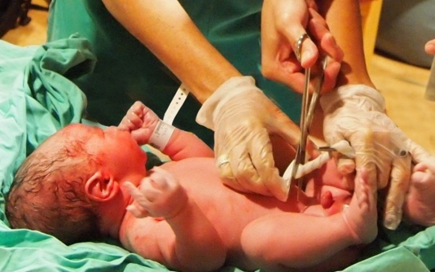 Cordonul ombilical nu se taie imediat după naștere