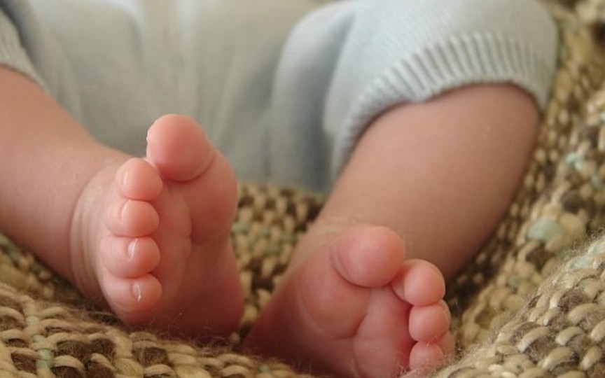 O femeie de 140 kg a născut prin cezariană un băieţel de 5 kg