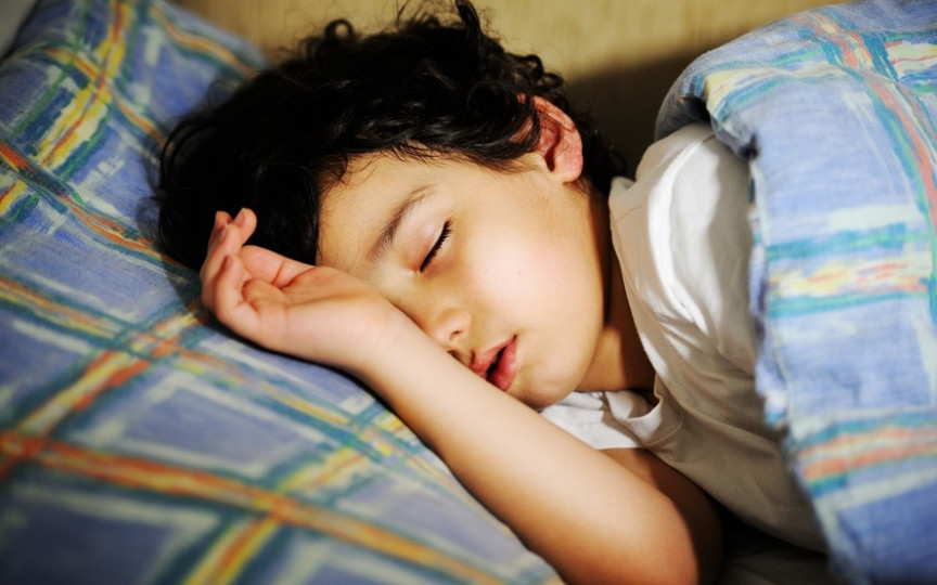 Copilul tău se culcă prea târziu și nu doarme suficient? Iată de ce