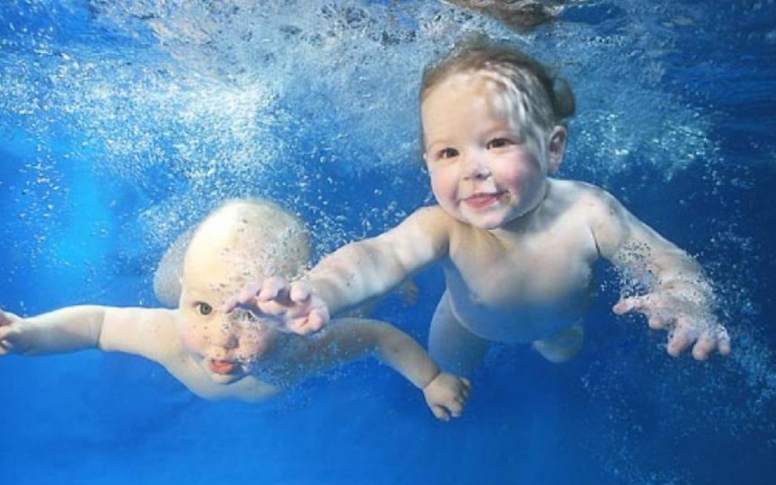 Înotul – cea mai benefică activitate pentru bebelușii născuți prematur sau care au deficiențe de dezvoltare neuromotorie