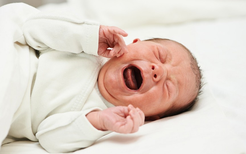 Cum îți dai seama dacă bebelușul are gaze sau colici
