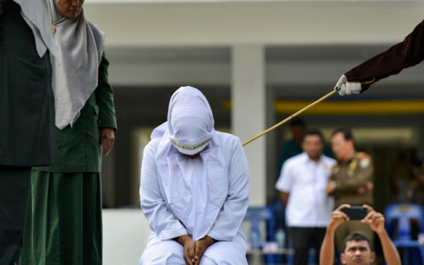 Indonezia: O femeie a fost pedepsită cu 100 de lovituri de bici pentru infidelitate, în timp ce partenerul ei a primit doar 15