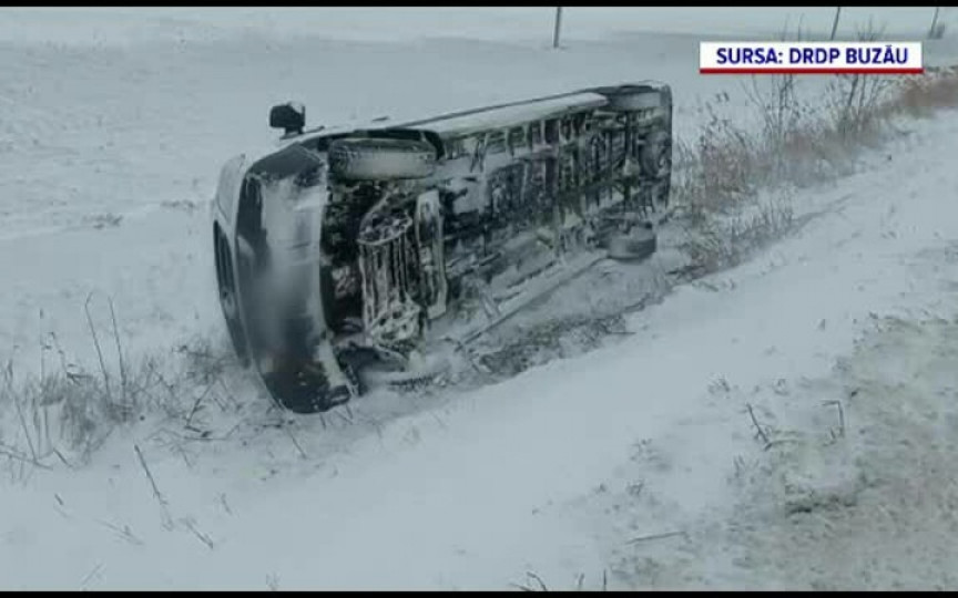 Zeci de mașini s-au răsturnat ori au rămas blocate în România din cauza ninsorilor