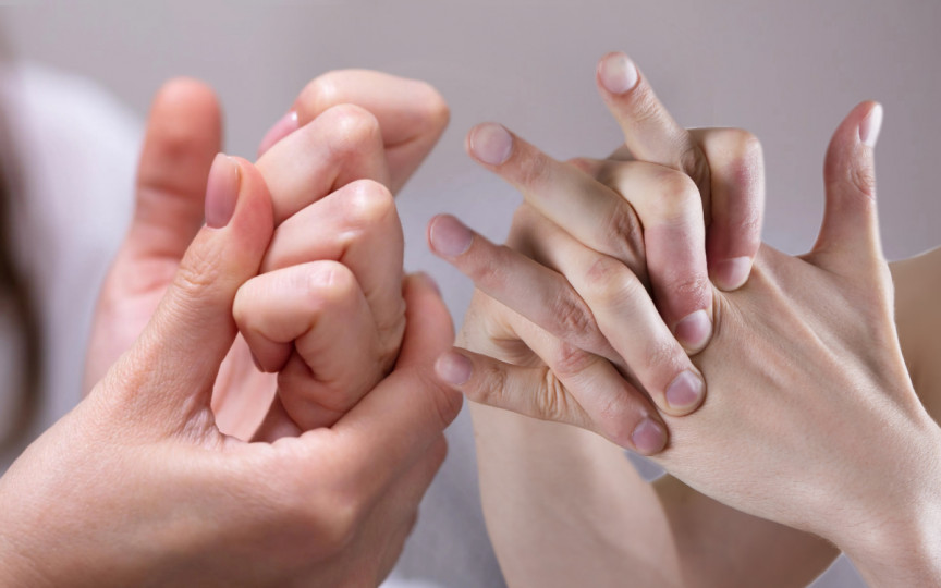 De ce simți nevoia să-ți trosnești degetele în momente de stres?