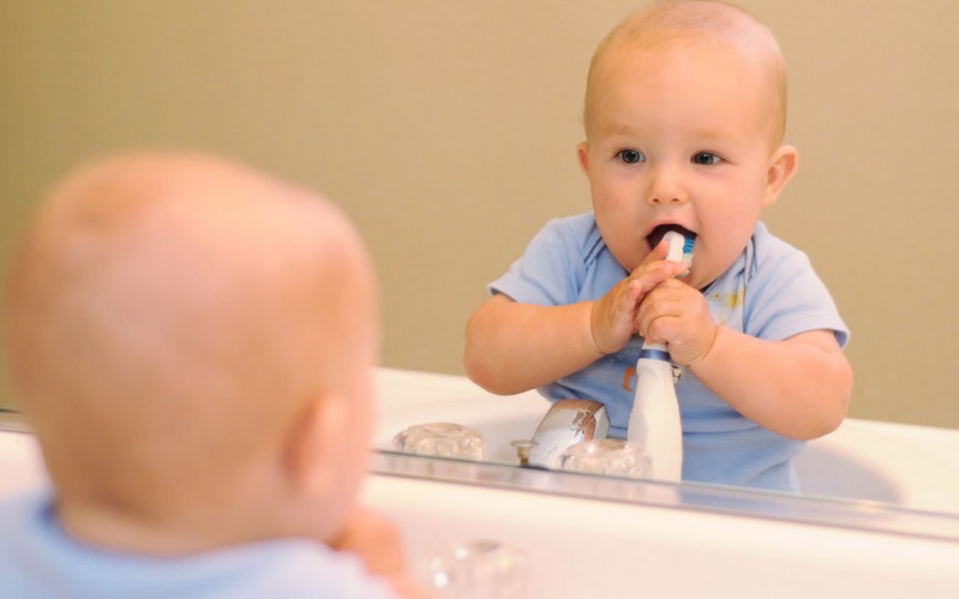 Aspecte esențiale privind spălatul dințișorilor copiilor. 3 componente periculoase pe care NU trebuie să le conțină pasta de dinți!