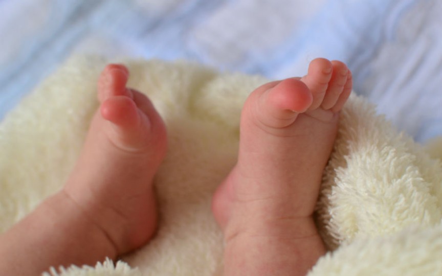Vezi de ce trebuie verificate picioarele bebelușului dacă plânge fără niciun motiv aparent