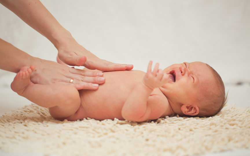 Colicile bebelușilor, pe înțelesul părinților – sfaturi practice de la medic pediatru-neonatolog