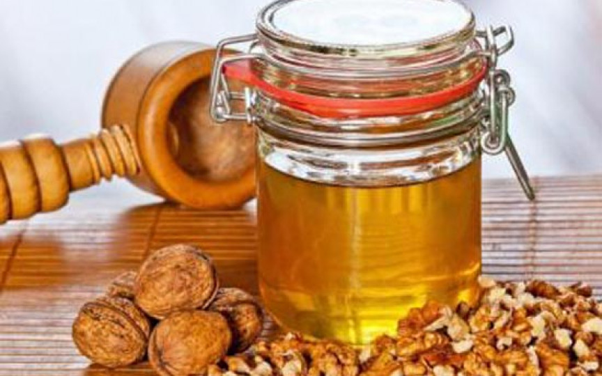 Nucile în miere sunt un remediu puternic. Vezi ce beneficii pentru organism au