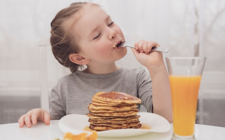 5 alimente pe care nu ar trebui să i le oferi niciodată copilului tău la mic dejun