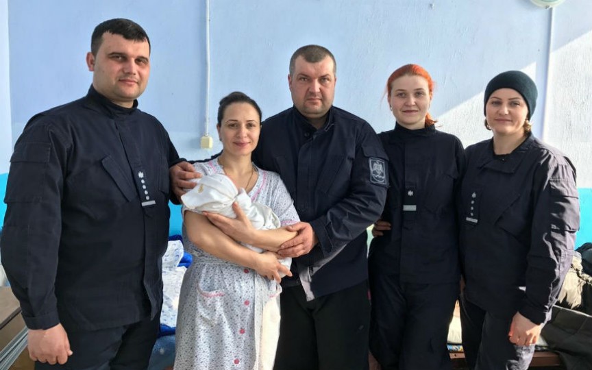 Un polițist de frontieră moldovean – „moașă” la nașterea propriului copil