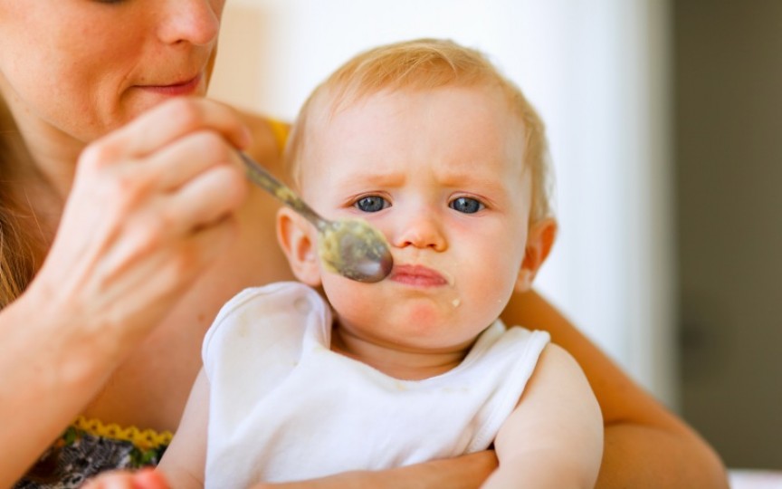 3 greșeli pe care le faci atunci când îți hrănești copilul
