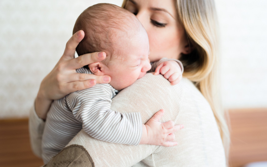 Șapte poziții de ținut bebelușul în brațe. Recomandări importante