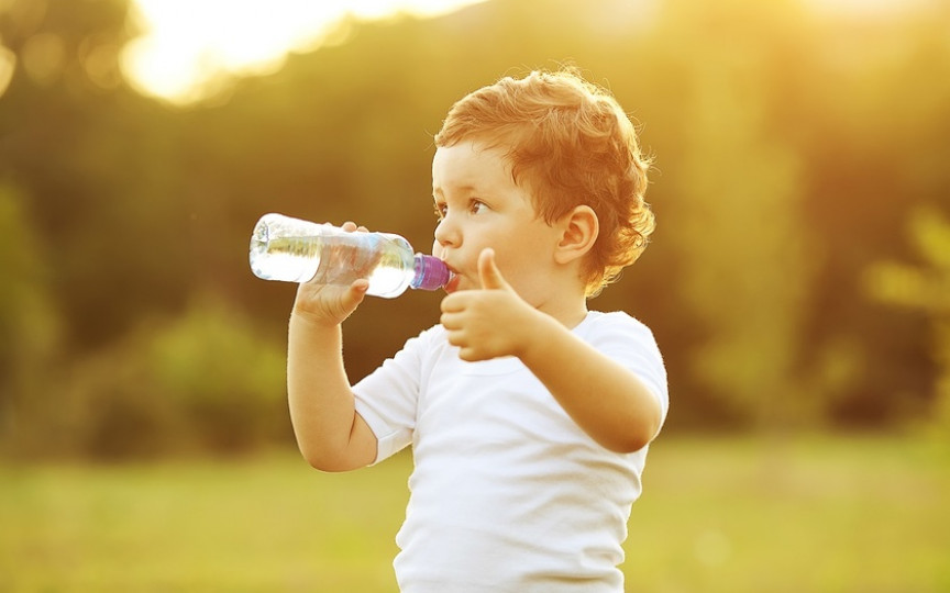 Cum menținem copilul hidratat, vara? Iată 7 sfaturi