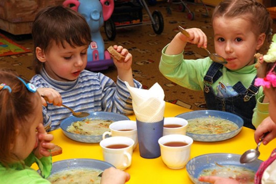 Părinții luptă pentru o alimentație sănătoasă în grădinițe: copiii mănâncă terci de 3 ori pe zi