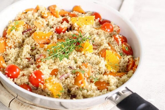 Salată caldă de quinoa