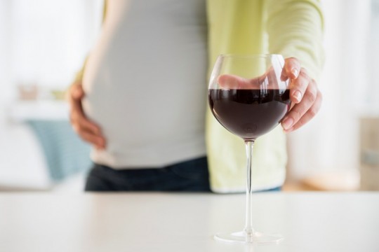 Un pahar de vin pe zi scade fertilitatea femeilor  
