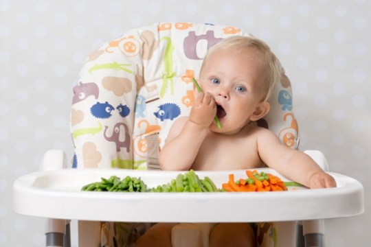 Mâncare gătită acasă sau specială pentru bebeluși? Vezi ce să alegi pentru copilul tău