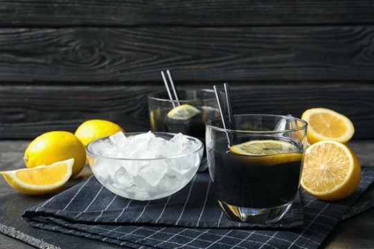 Ați știut de limonada neagră? Beneficiile limonadei cu cărbune medicinal