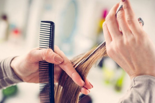 Un oraș italian amendează frizerii care spală de două ori părul clienților pe timp de secetă
