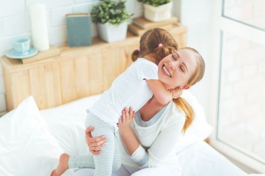 Psihoterapeut: Un copil are nevoie de 12 îmbrățișări pe zi