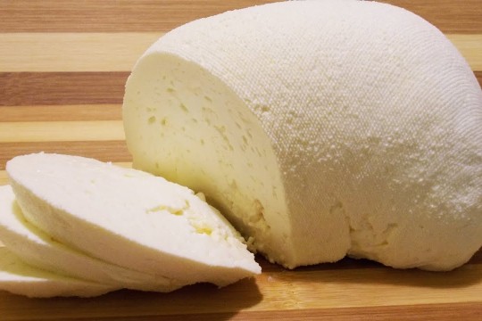 4 motive de ce este brânza de capră mai sănătoasă decât cea de vacă