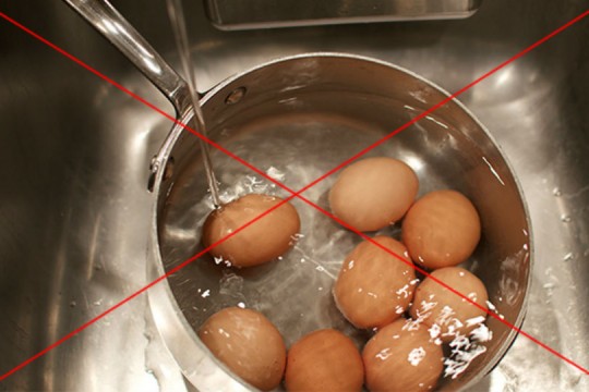 Nu mai arunca apa în care ai fiert ouă! Vezi cum o poți reutiliza
