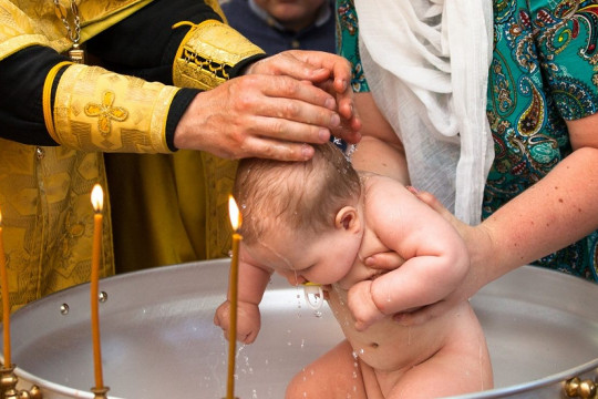 Un preot a refuzat să boteze un copil din motiv că părinții nu erau cununați, iar nașii de botez – prea bătrâni