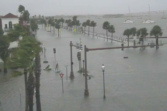 Furtuna a făcut ravagii în Florida. Orașele au fost inundate, iar casele s-au prăbușit în ocean