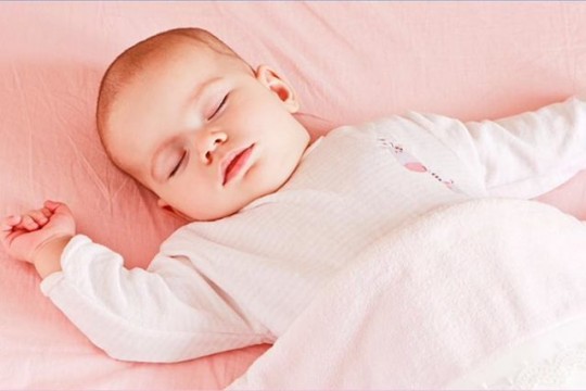 Somnul în siguranță al bebelușului: 10 sfaturi pentru părinți