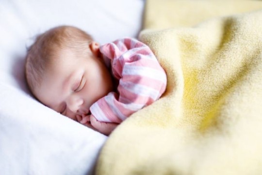 Specialiști în pediatrie: Copilul doarme mai mult și mai bine dacă are camera lui