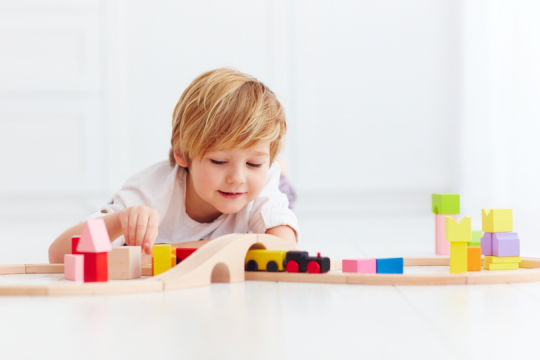 Psihologul Mihail Labkovski despre cum învățăm copilul să se joace singur