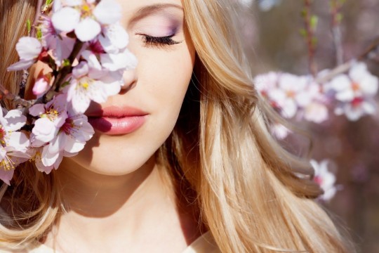 Primăvara te învăluie în frumusețe! Află ce produse sunt recomandate pentru îngrijirea tenului în această perioadă
