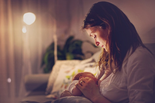 Alăptarea bebelușului, în timpul nopții. Tot ce trebuie să știi
