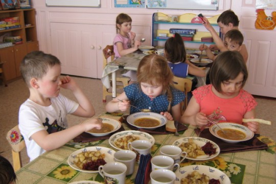 Salarii majorate pentru bucătari și înăsprirea amenzilor. Vezi măsurile Guvernului pentru alimentația copiilor în grădinițe!