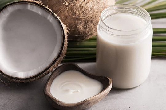 Uleiul de cocos pentru păr lung: beneficii, contraindicații
