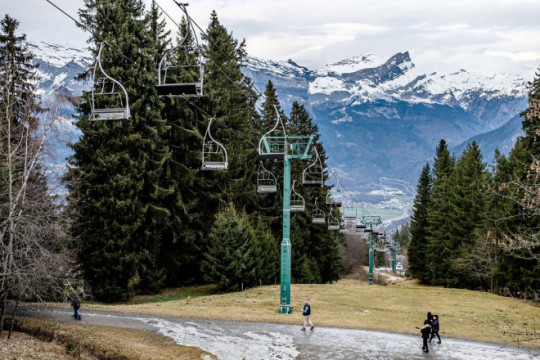 Alpii au rămas fără zăpadă. Peisaj de iarnă cu iarbă verde