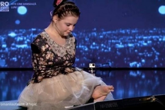 Moment de excepție la „Românii au talent”, o tânăra fără mâini a cântat la pian cu degetele de la picioare
