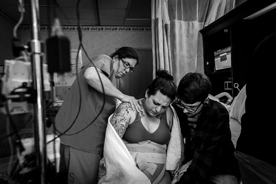 Imagini emoționante cu asistentele medicale care ajută femeile la naștere