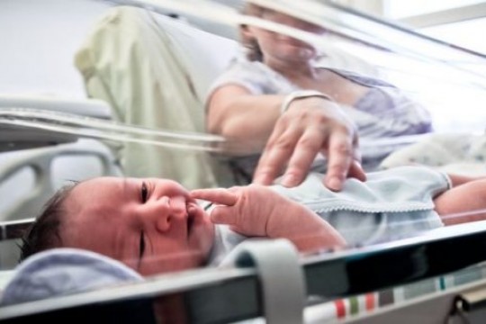 A născut o fetiță de 5 kg și a fost nevoie de un doctor musculos ca să o scoată din burtică